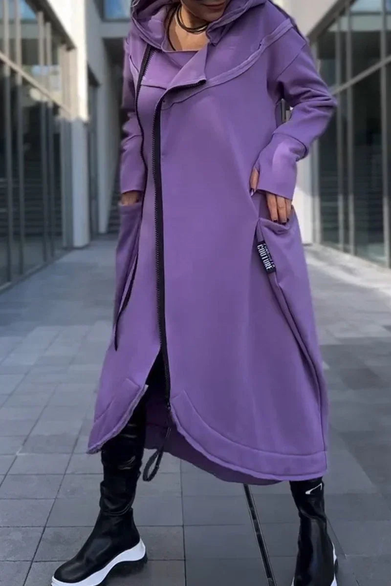 Moletom feminino longo com capuz e zíper, ideal para outono e inverno, combinando estilo e conforto casual.
