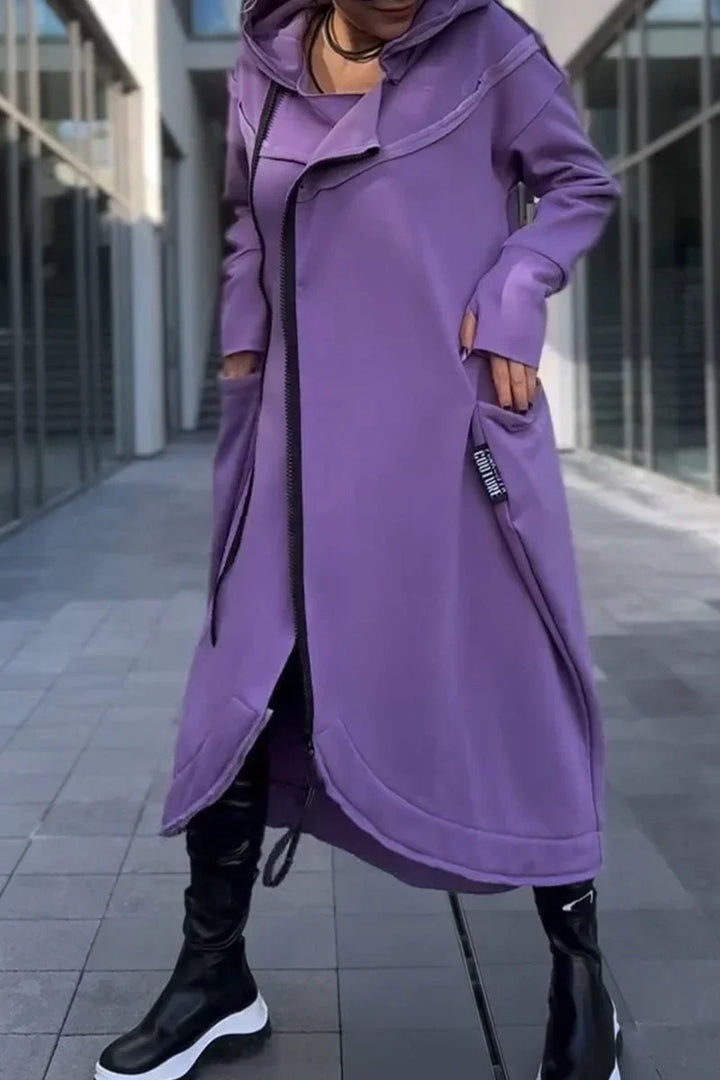 Moletom feminino longo com capuz e zíper, ideal para outono e inverno, combinando estilo e conforto casual.