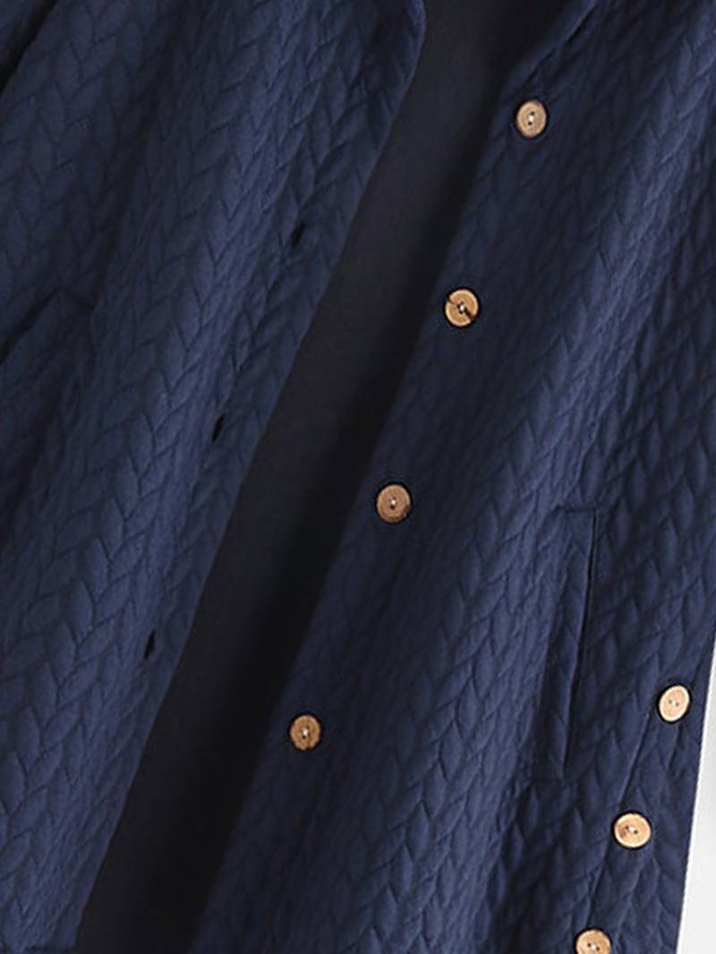 Gola do casaco feminino de inverno elegante. Jaqueta quente da moda, agasalho estiloso para conforto no frio.