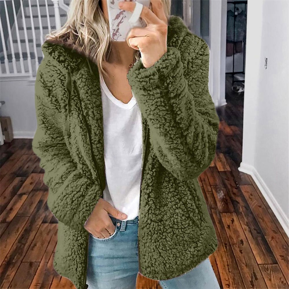 Agasalho feminino com capuz para inverno. Jaqueta aconchegante que oferece conforto e estilo no frio.