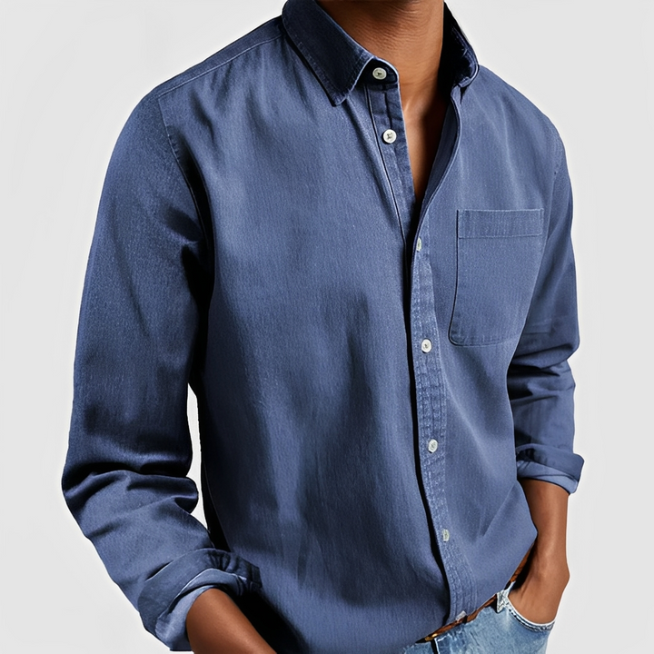 Detalhe da camisa casual masculina manga longa em tom neutro. Peça versátil e confortável para o dia a dia.