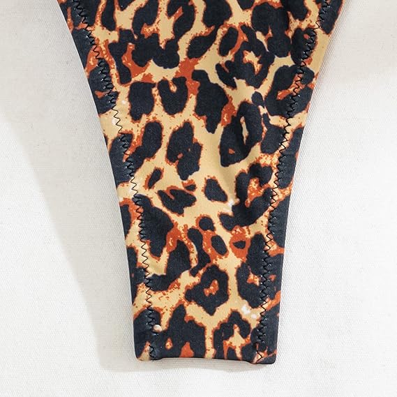 Biquíni feminino animal print leopardo em ambiente de praia. Roupa de banho de verão com muito estilo e conforto.