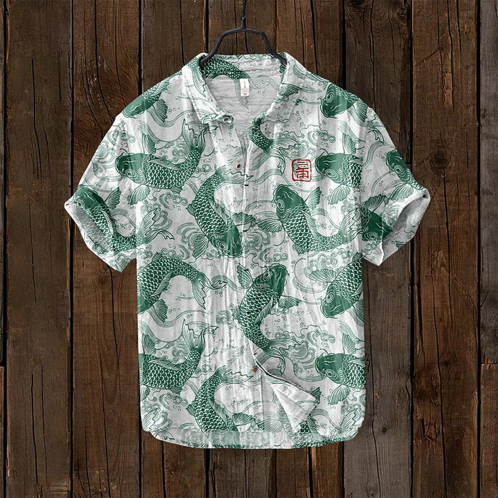 Camisa casual masculina vintage com estampa de peixe, manga curta e cores vibrantes, ideal para o verão.
