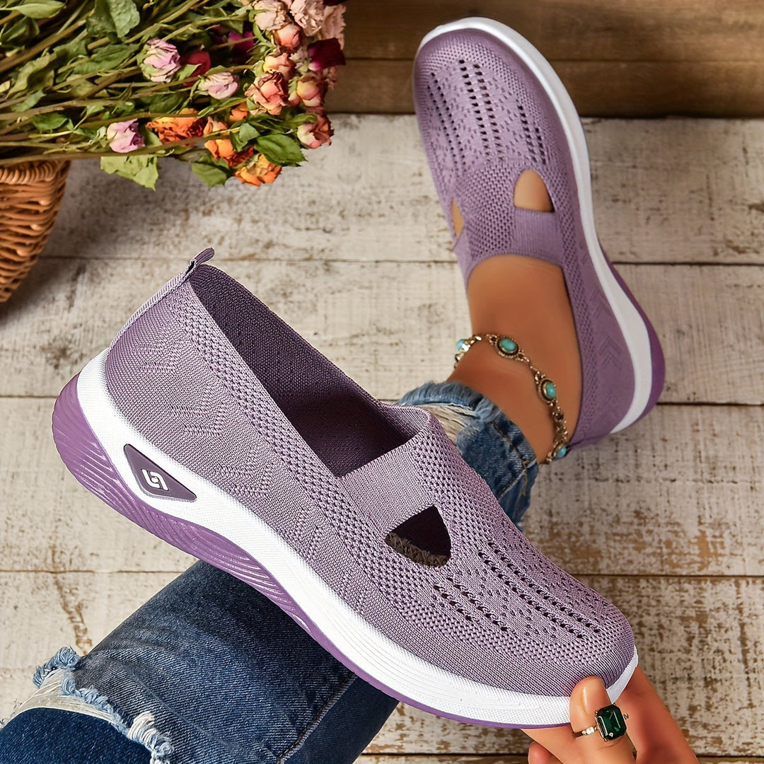 Tênis femininos Beth brancos, calçado leve e confortável, essencial para um look casual de verão.