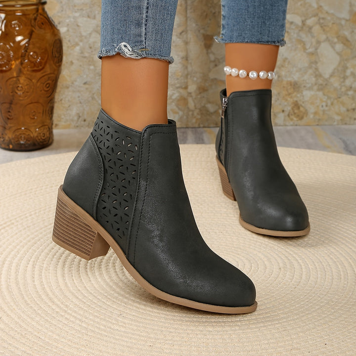Botas respiráveis femininas de cano curto, com design perfurado para conforto duradouro. Calçado moderno e leve.