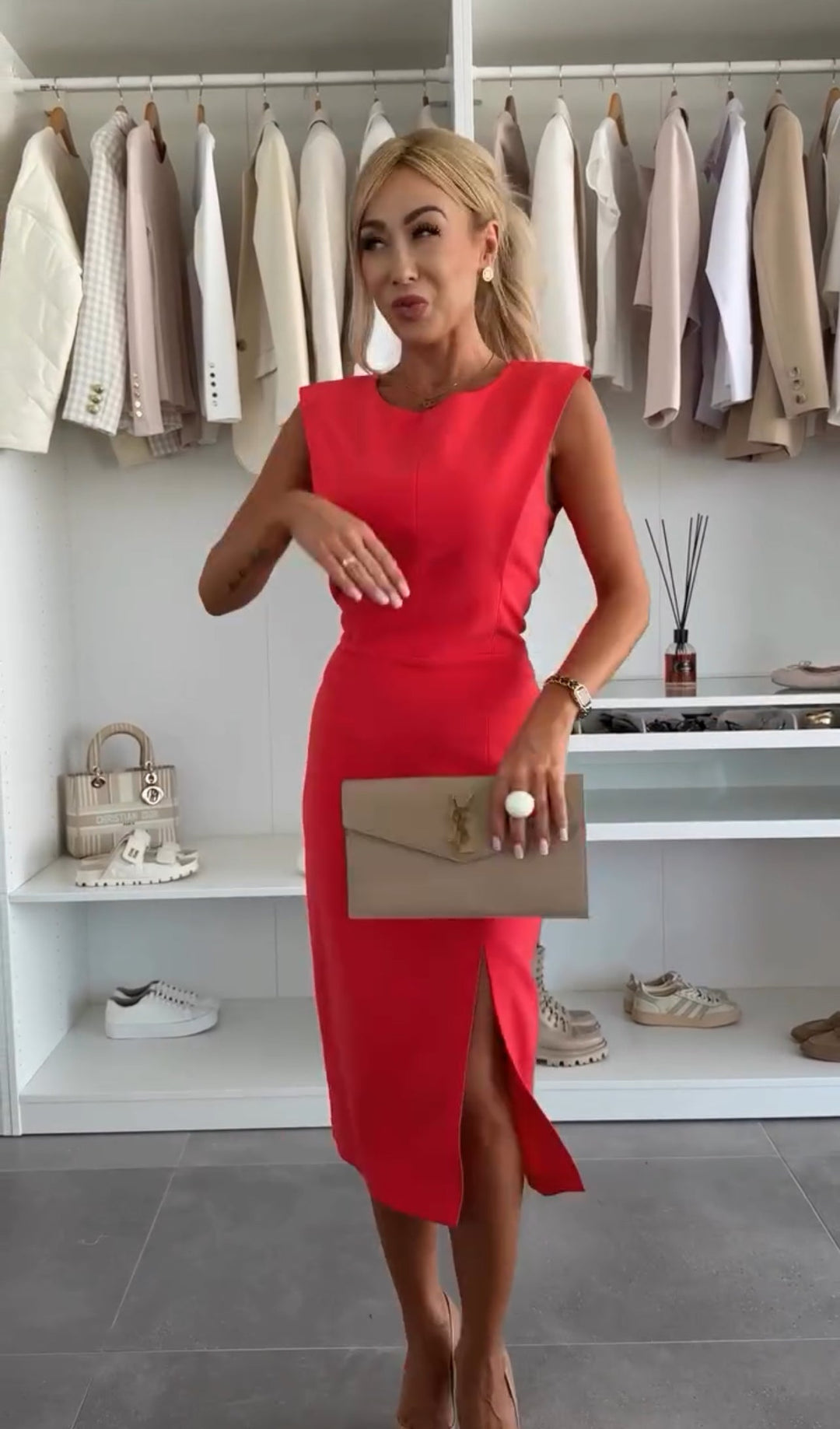 Vestido feminino elegante e leve para o verão, ideal para moda casual ou festa na praia. Cores vibrantes.