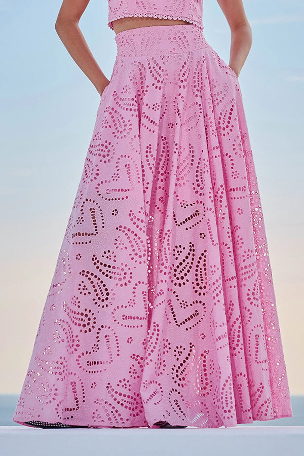Top bordado e saia midi fluida: conjunto de duas peças feminino para um look de festa.