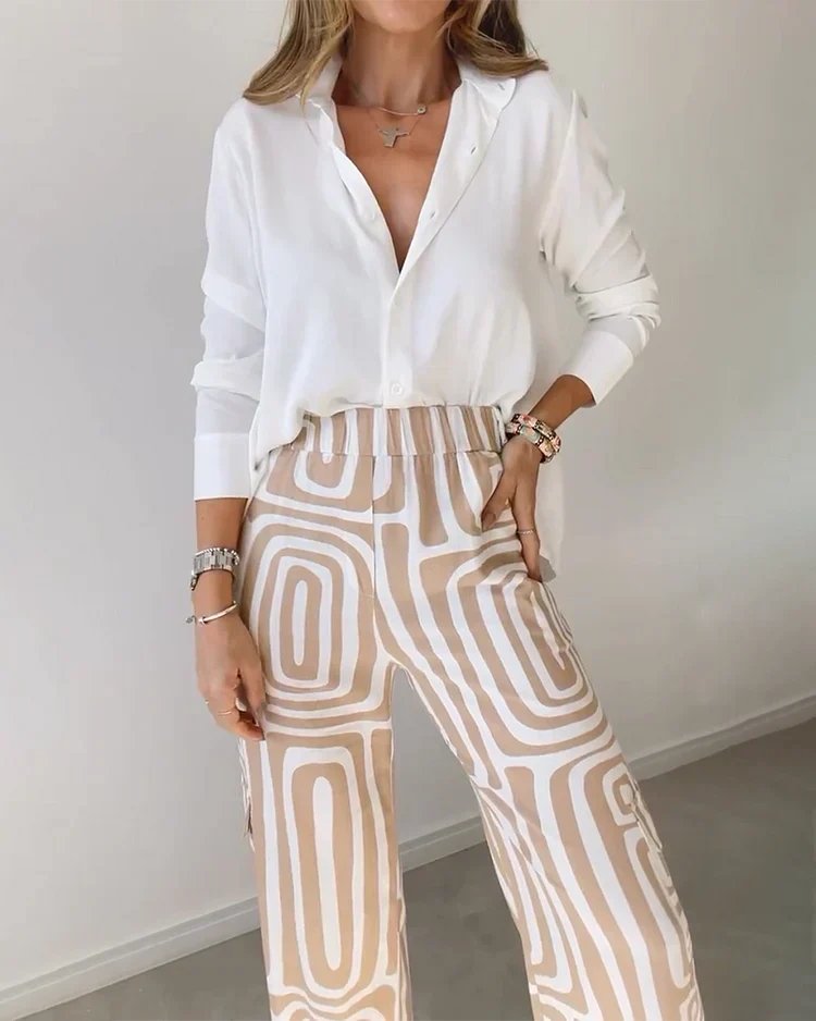 Conjunto feminino estiloso de duas peças, ideal para um look elegante e casual chic no verão.