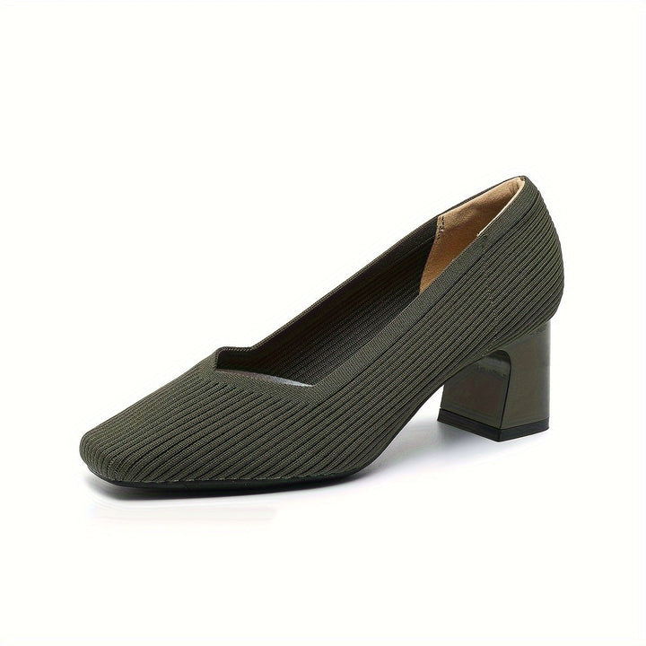 Calçado feminino scarpin com salto bloco, oferecendo estabilidade e suporte o dia todo.