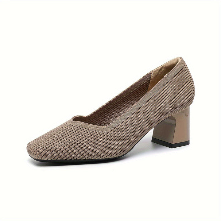 Scarpin feminino elegante, salto bloco confortável e suporte para os pés no trabalho.