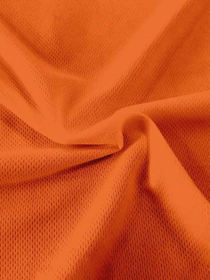Conjunto de polo e calção para homem, perfeito para dias de verão ensolarados e lazer.