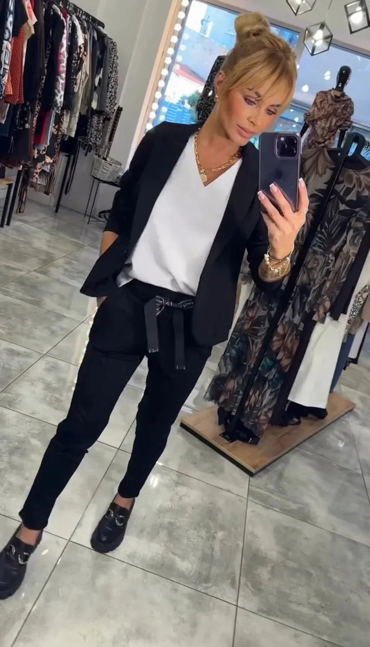 Conjunto feminino casual chique com jaqueta e calça jogger. Perfeito para lazer e eventos relaxados.