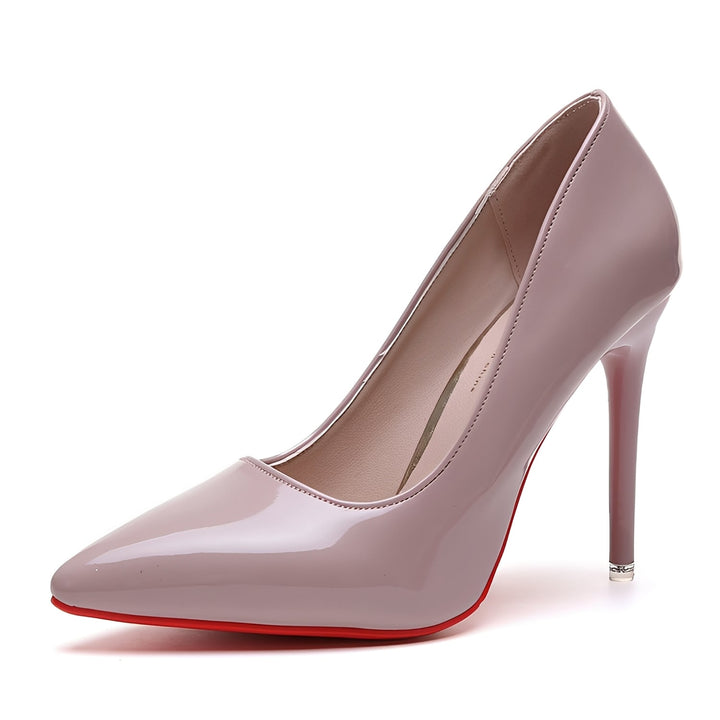 Modelo Caroline: Scarpin de plataforma feminino com bico fino e salto alto. Elegância e conforto em cores variadas.