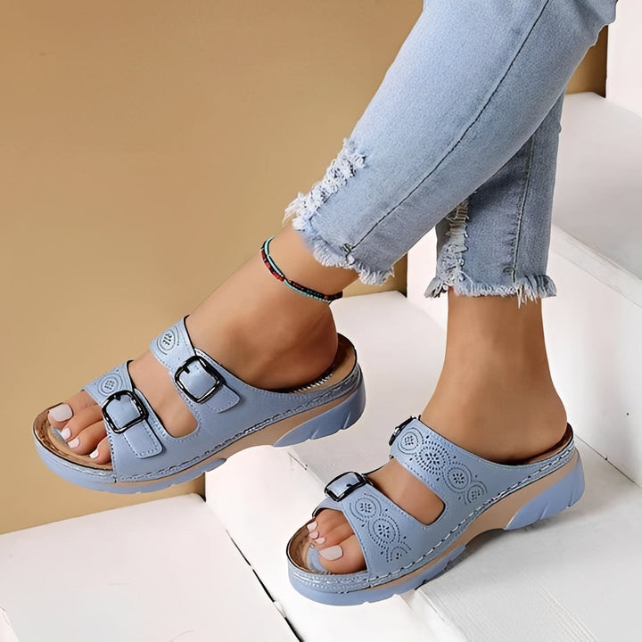 Sandália feminina casual de verão, perfeita para praia, viagem e conforto. Estilosa e versátil.