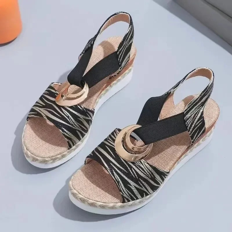 Sandálias ortopédicas femininas Quinn. Versáteis para o dia a dia, com conforto e suporte para qualquer atividade.