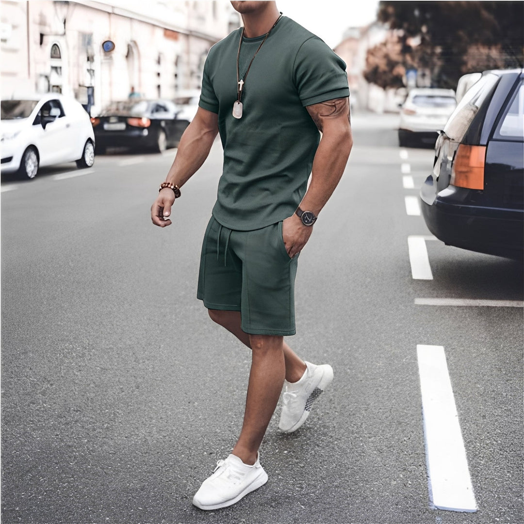 Moda verão: Conjunto masculino Stevie. Estilo casual e conforto relaxado para o dia a dia. Traje duas peças.