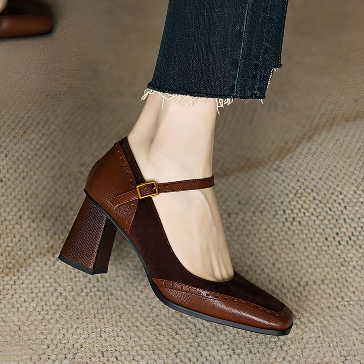 Sandália feminina elegante marrom com salto grosso e design moderno, ideal para eventos.