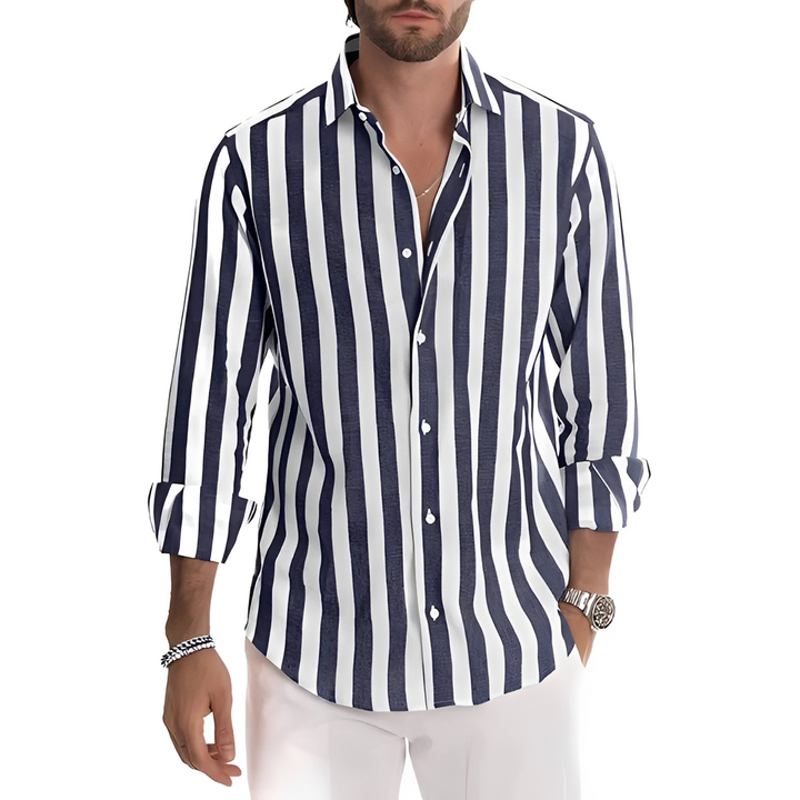Camisa masculina listrada elegante de verão, corte slim fit. Moda casual e versátil para o homem moderno.