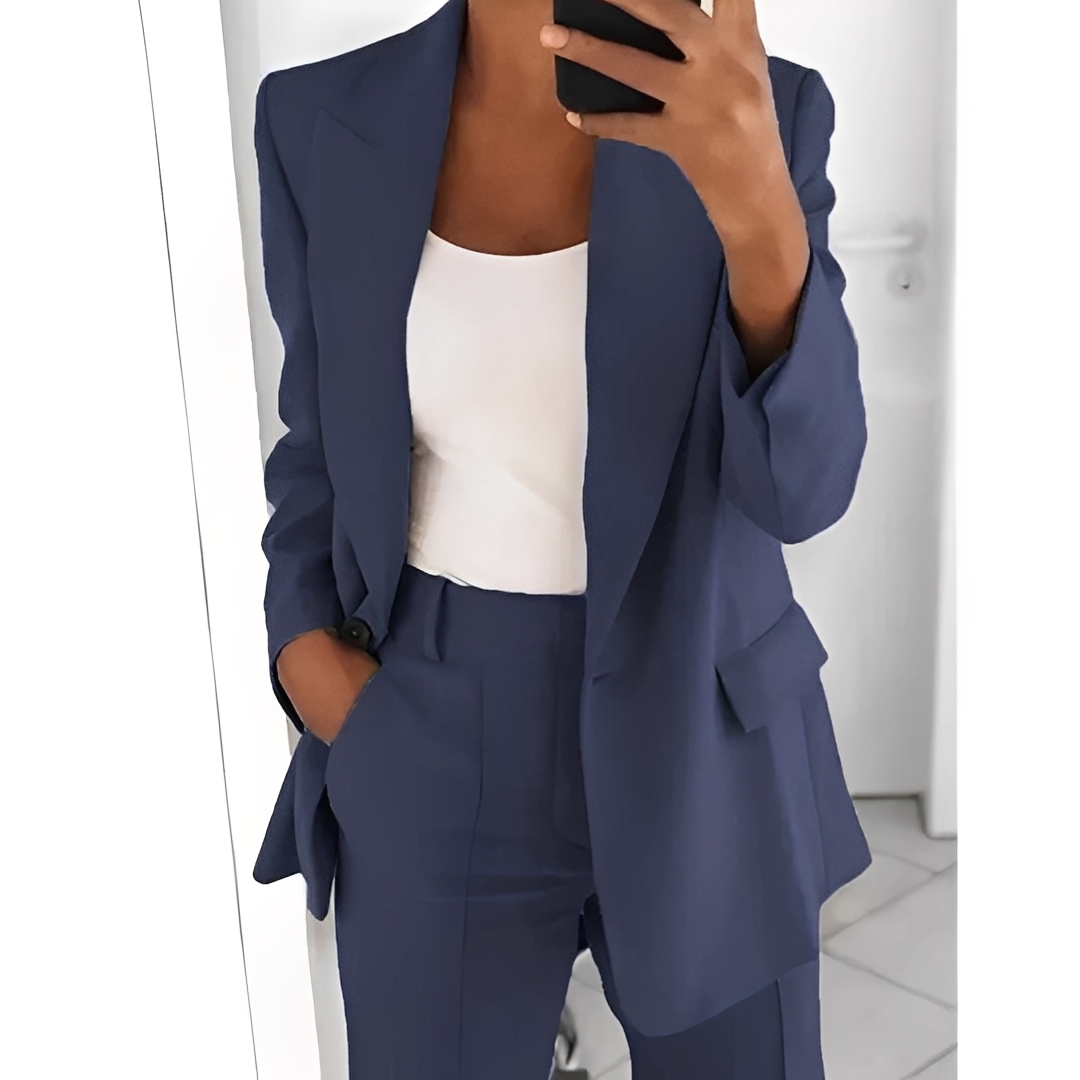 Conjunto feminino de blazer e calças, ideal para a mulher que busca elegância e conforto no trabalho.