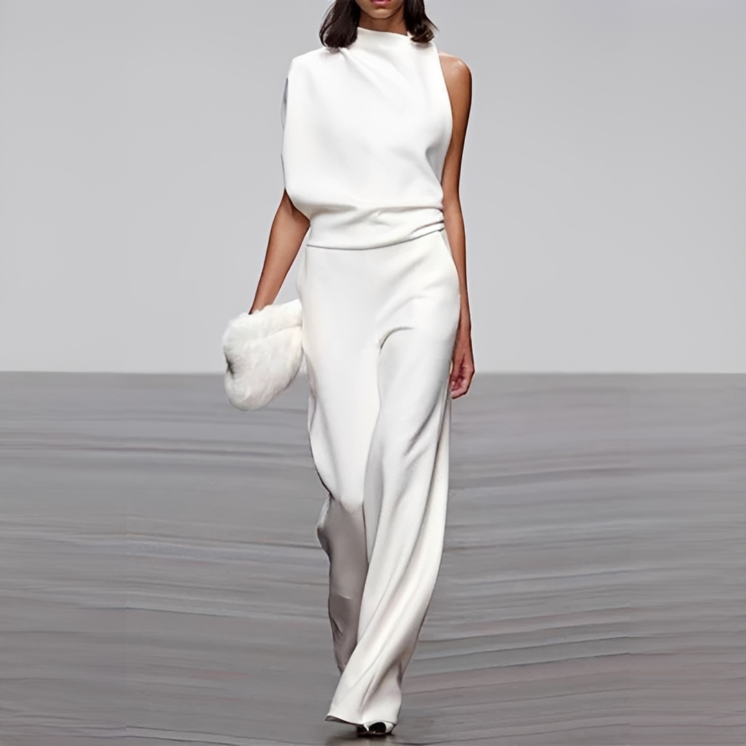 Macacão feminino elegante com decote redondo e pernas largas, ideal para um visual chique e confortável.