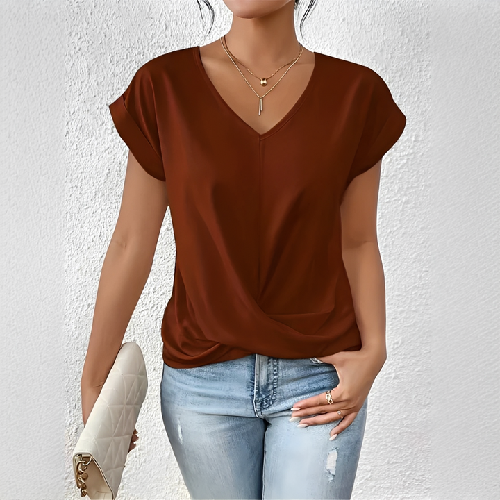 Camiseta feminina de verão com detalhe de nó frontal e decote V, perfeita para estilo casual.