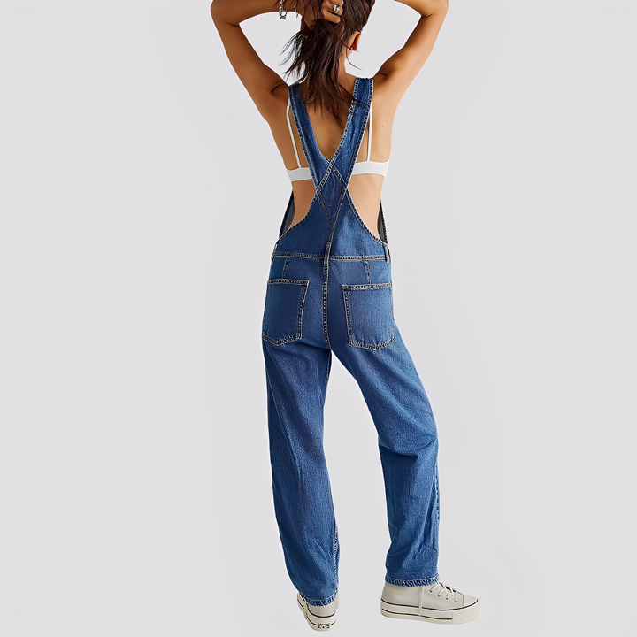 Jardineira jeans feminina azul solta Mildred, estilo versátil para primavera e verão.