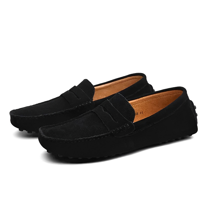 Par de mocassins de homem, estilo moderno e descontraído. Ideal para o dia a dia ou passeios de primavera.