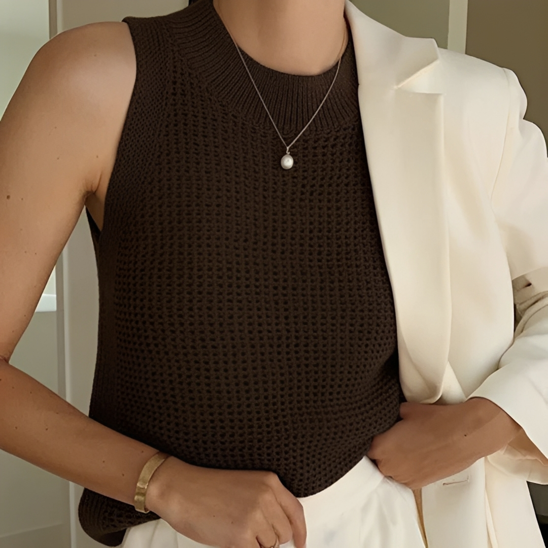 Top feminino elegante sem mangas, ideal para o verão casual e confortável.
