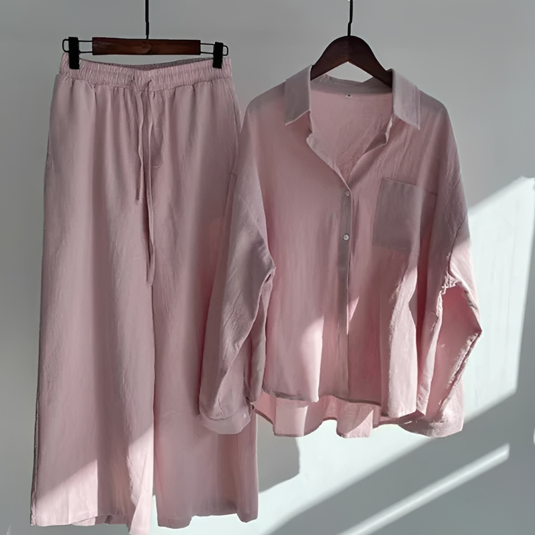 Roupa de viagem feminina, conjunto de calças soltas e top, perfeita para moda praia e passeios de verão.