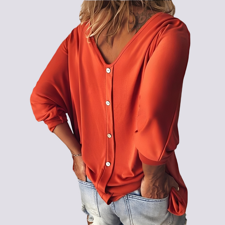 Top feminino estiloso com detalhe abotoado nas costas, perfeito para um look casual elegante de verão.