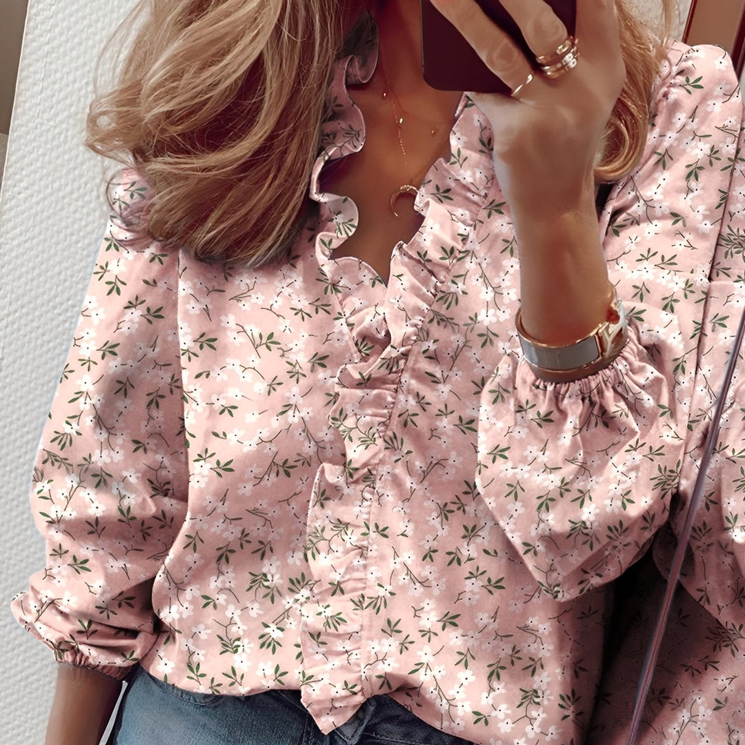 Roupa feminina versátil: blusa com decote V e babados, perfeita para conforto e estilo no dia a dia.