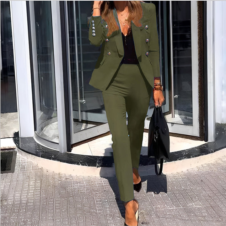 Blazer feminino elegante com calças sociais. Conjunto duas peças, moda versátil para escritório e eventos formais.