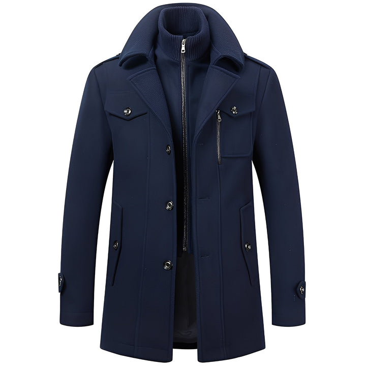 Vista traseira do casaco masculino elegante de inverno, sobretudo com caimento perfeito. Roupa masculina para frio.
