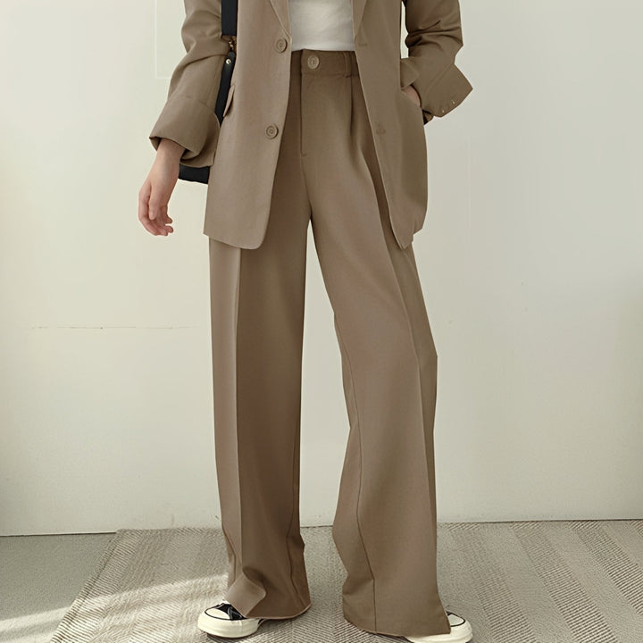 Elegante conjunto feminino Betty: blazer e calça social para um visual sofisticado e adequado ao trabalho ou lazer.