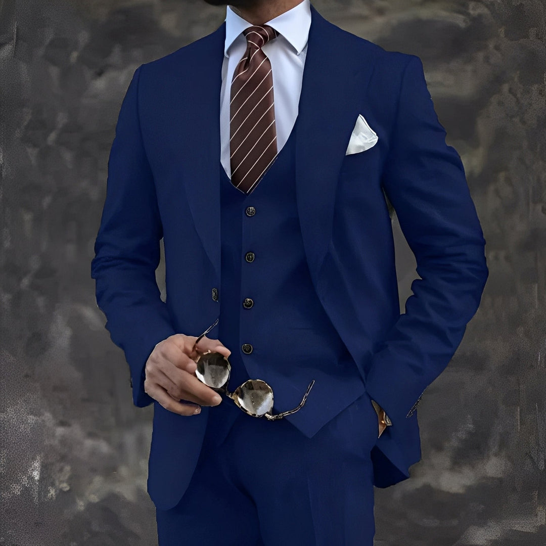 Roupa formal masculina Elwyn, terno completo de três peças, estiloso e confortável.