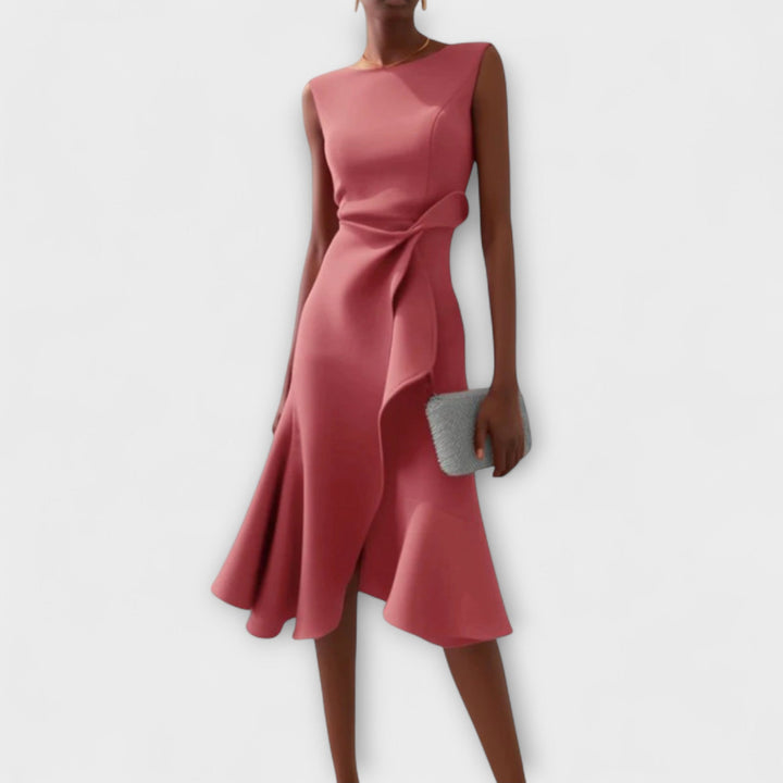 Vestido de festa midi assimétrico com caimento drapeado, conferindo um toque moderno e sofisticado.