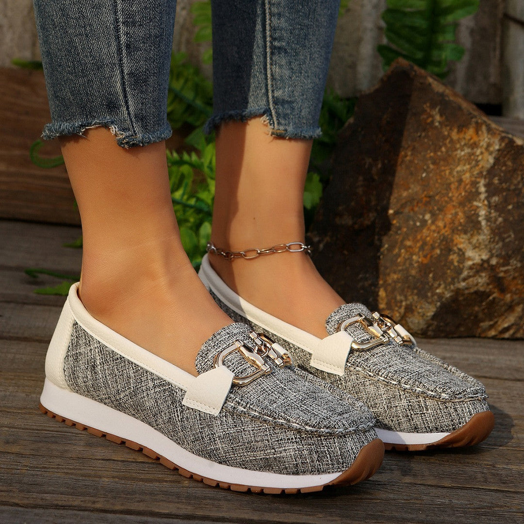 Sapatos slingback femininos elegantes em cinza, perfeitos para looks casuais ou formais. Versatilidade e estilo na moda feminina.