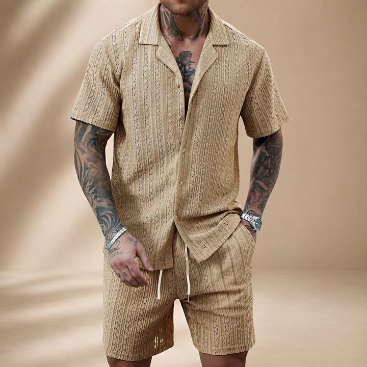 Conjunto masculino com recortes modernos. Look casual de verão, ideal para férias e tendências da moda masculina.