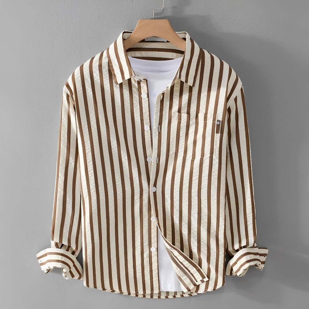 Camisa masculina listrada preta e verde, manga comprida, para um look casual ou elegante. Roupa masculina versátil e moderna.