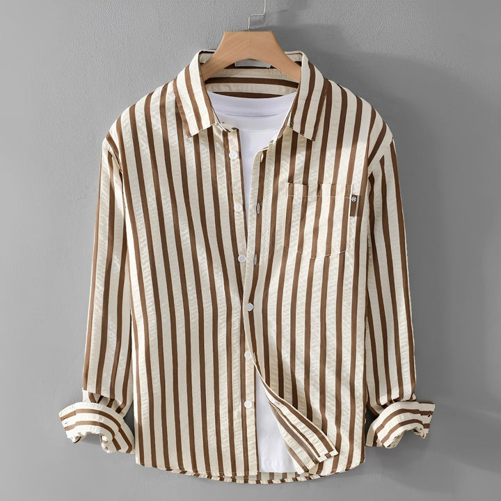 Camisa masculina listrada preta e verde, manga comprida, para um look casual ou elegante. Roupa masculina versátil e moderna.