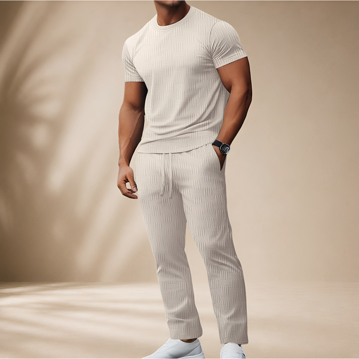 Look masculino completo: camiseta e calça brancas confortáveis. Conjunto elegante ideal para estilo casual moderno.