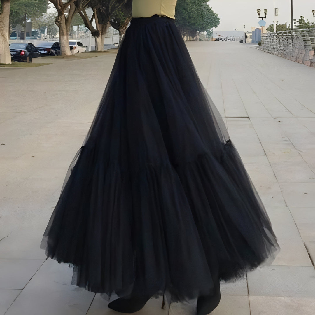 Saia feminina Madeline elegante com babados, ideal para moda verão casual.