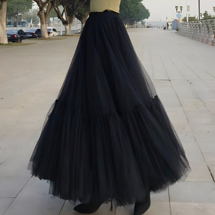 Saia feminina Madeline elegante com babados, ideal para moda verão casual.