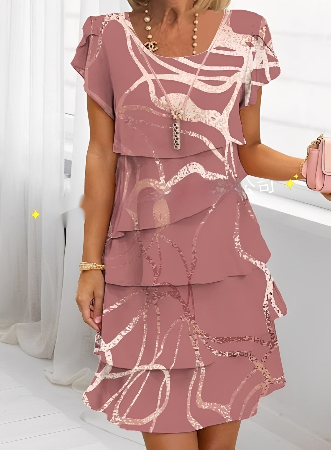 Vestido feminino colorido de verão, babados e mangas curtas. Expressa um estilo romântico e moderno com elegância.