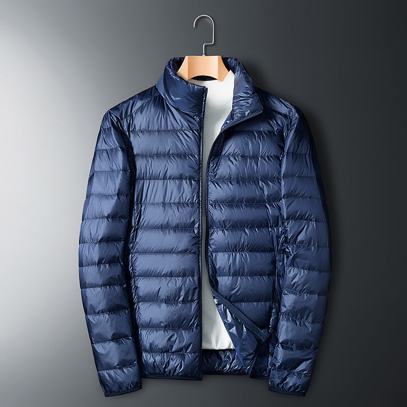 Jaqueta masculina casual, design moderno e leve, oferecendo aquecimento e estilo para o inverno.