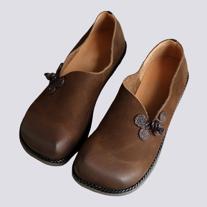 Mocassim feminino moderno para mulher, com design versátil, perfeito para o dia a dia e ocasiões casuais.