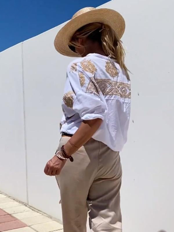 Blusa de verão feminina com botões e detalhes bordados, perfeita para um estilo casual elegante.