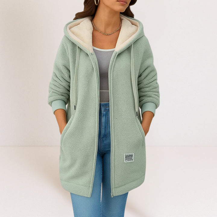Jaqueta feminina casual azul com capuz, ideal para o inverno e outono. Peça confortável e versátil para o dia a dia.