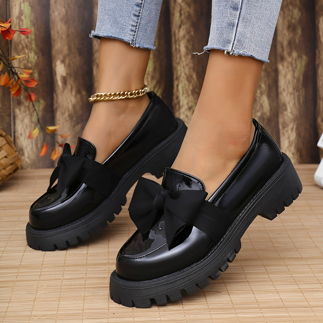 Calçado feminino moderno com plataforma elegante e sola grossa. Sapato versátil ideal para trabalho e eventos casuais.