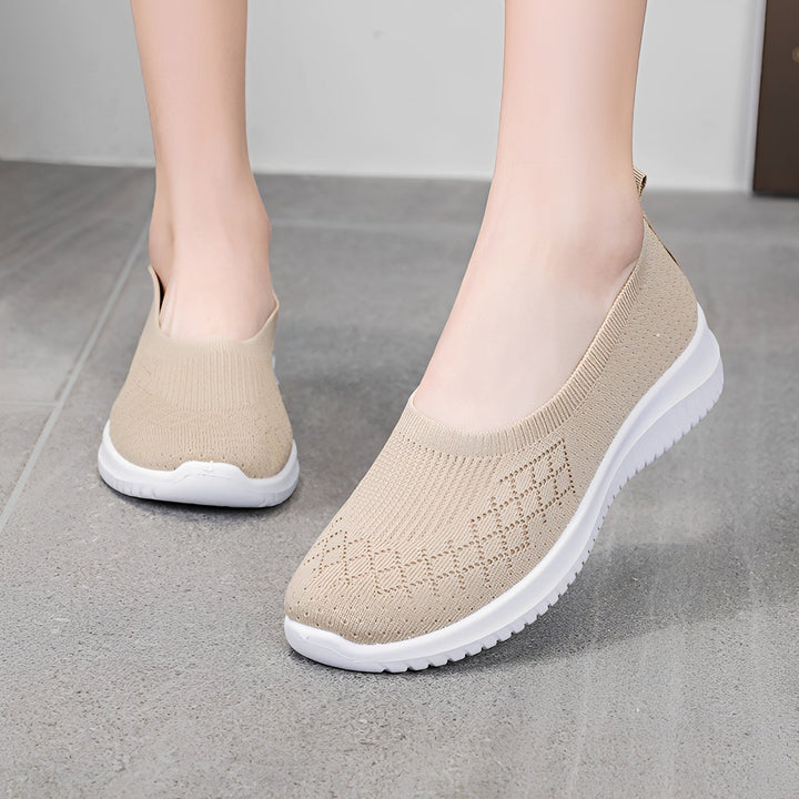 Sapatos slip-on femininos bege, elegantes e confortáveis, ideais para o dia a dia ou viagens de verão.